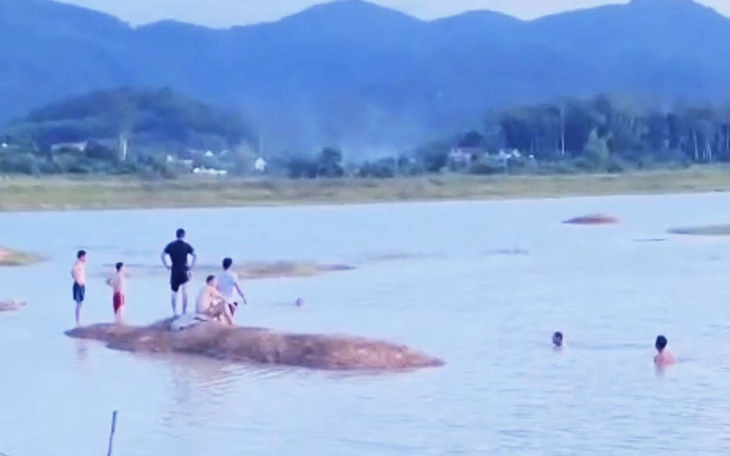 Cứu sống bé trai 2 tuổi hôn mê sau khi ngã xuống hồ cá koi bằng công nghệ hạ thân nhiệt chỉ huy Huế: Bé trai 2 tuổi đuối nước hồ cá Koi được cứu sống nhờ hạ thân nhiệt chỉ huy - Ảnh 2.