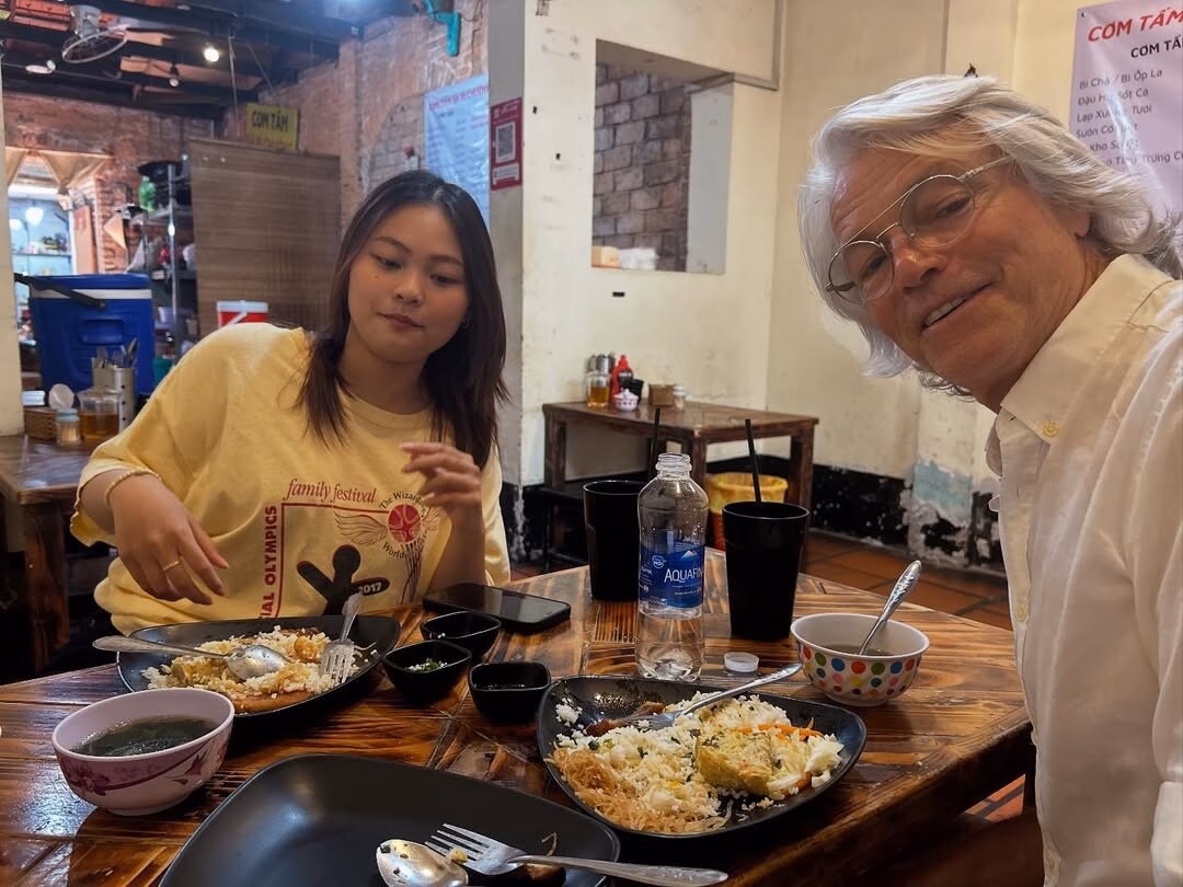 Đầu bếp MasterChef US mặc áo dài thăm TP HCM, thưởng thức cơm tấm Sài Gòn “Thánh Liêm” của Vua đầu bếp Mỹ cùng vợ mặc áo dài, tham quan Bưu điện trung tâm TP HCM. Ảnh: Leslie Gilliams