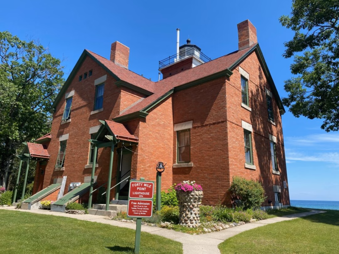 Điểm đến tuyệt đẹp bên bờ hồ Huron – Ngọn hải đăng Forty Mile Point News Photo by Darby Hinkley The front of the Forty Mile Point Lighthouse keeper’s house is seen on July 8. Tours are available, and the interior is filled with artifacts and plaques detailing the history of Forty Mile Point Lighthouse.