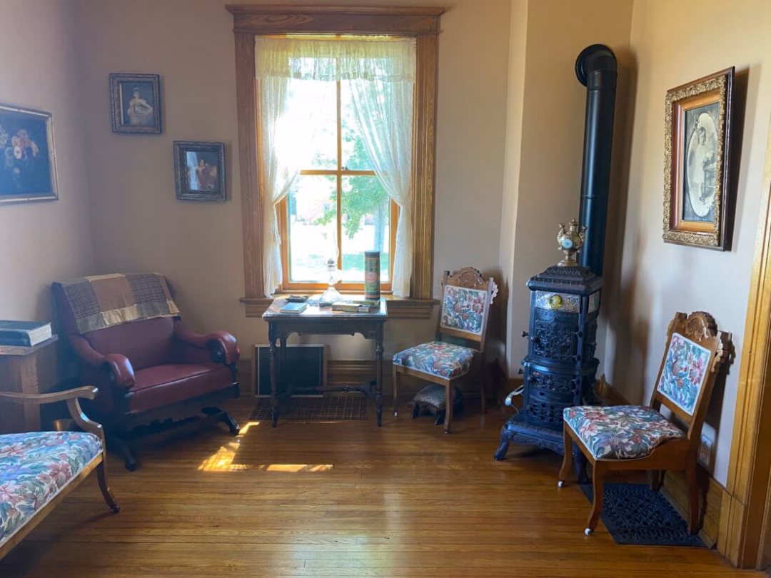 Điểm đến tuyệt đẹp bên bờ hồ Huron – Ngọn hải đăng Forty Mile Point News Photo by Darby Hinkley The inside of the keeper's house at Forty Mile Point Lighthouse maintains a historical feel with vintage furniture and decor.
