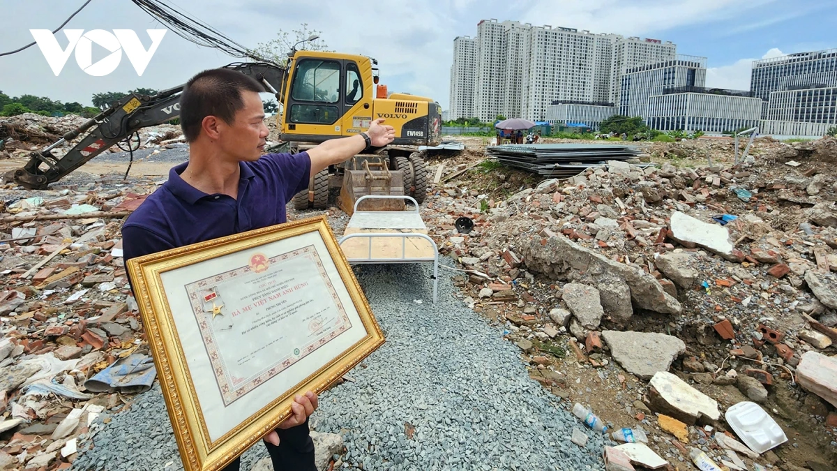 Ông Đỗ Tuấn Phong (thân nhân mẹ Việt Nam anh hùng đang yên nghỉ trong nghĩa trang Trần Hưng) chia sẻ khi con đường duy nhất vào nghĩa trang bị san gạt và chặn ngang bằng máy xúc.