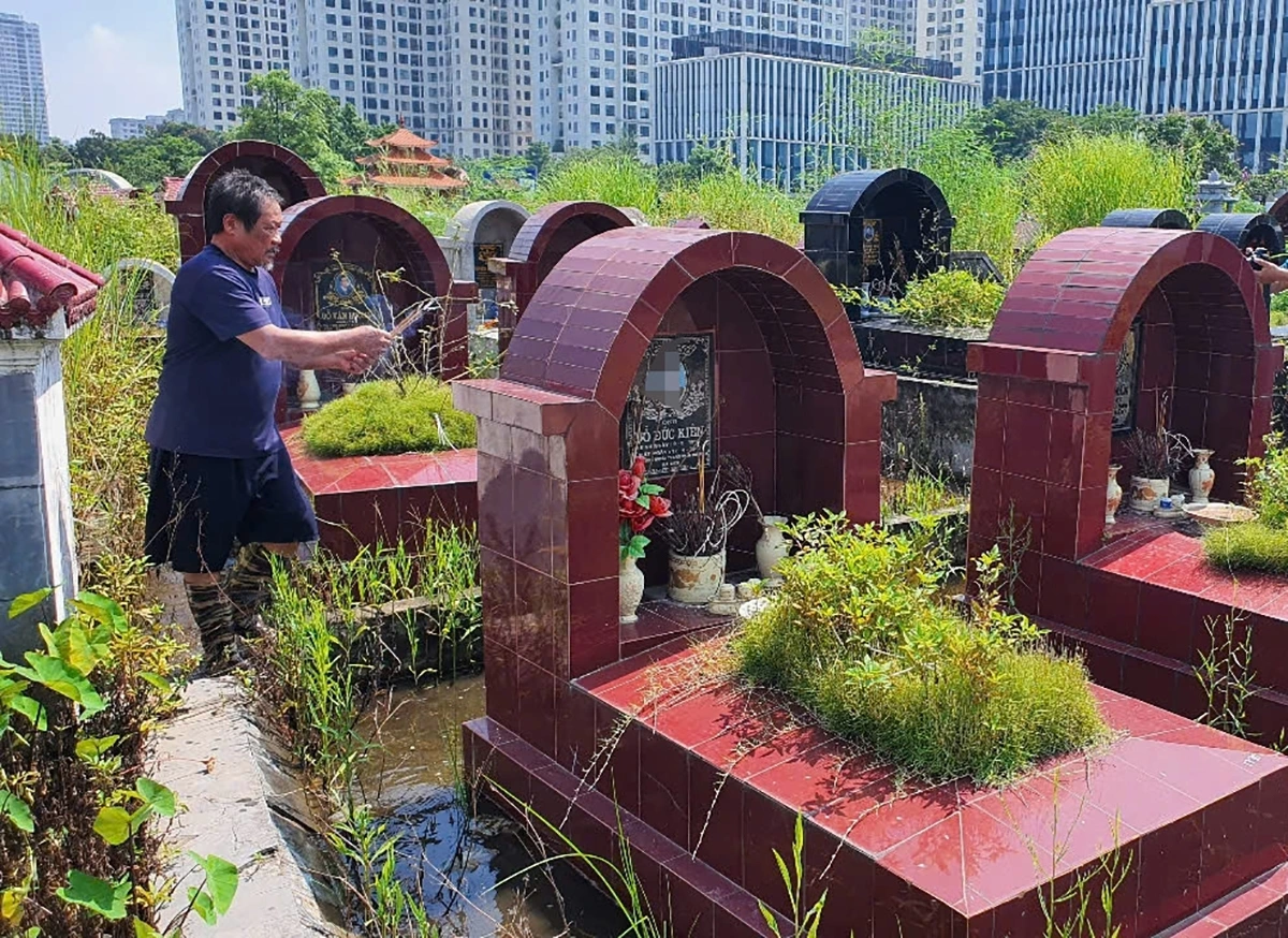 Nghĩa trang bị ngập úng sau khi các cống rãnh bị lấp hết nên khi mưa xuống không thể thoát