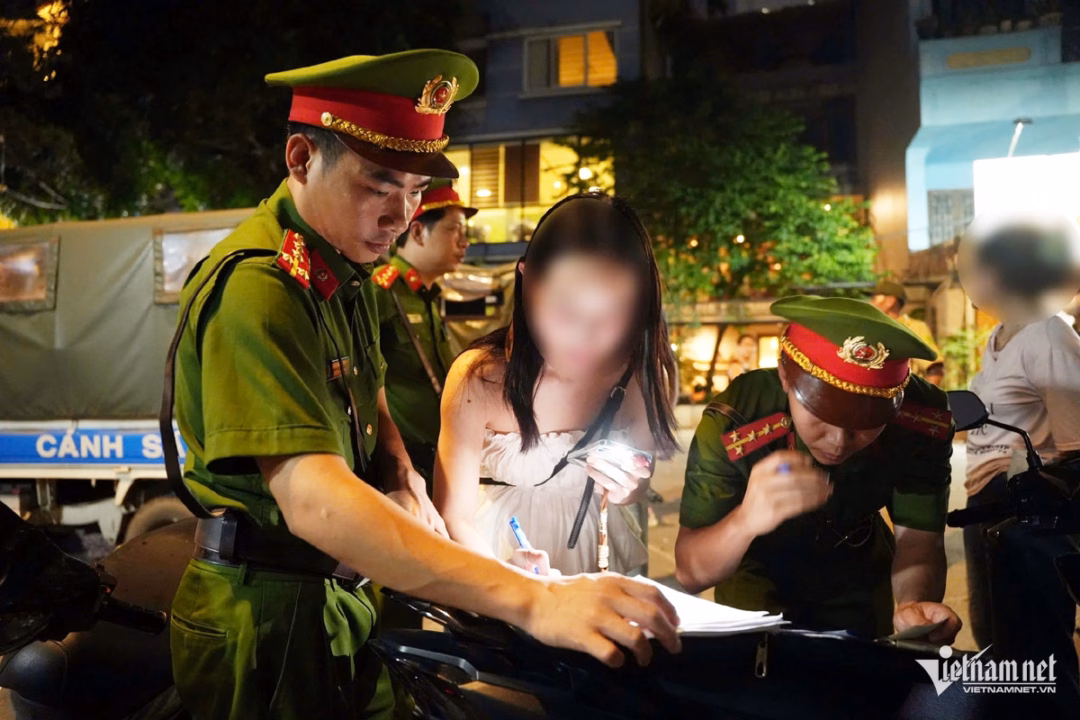 Hà Nội: Đẩy mạnh xử phạt vi phạm trật tự đô thị ở khu vực hồ Đống Đa Công an lập biên bản xử phạt hành chính đối với một số trường hợp vi phạm.