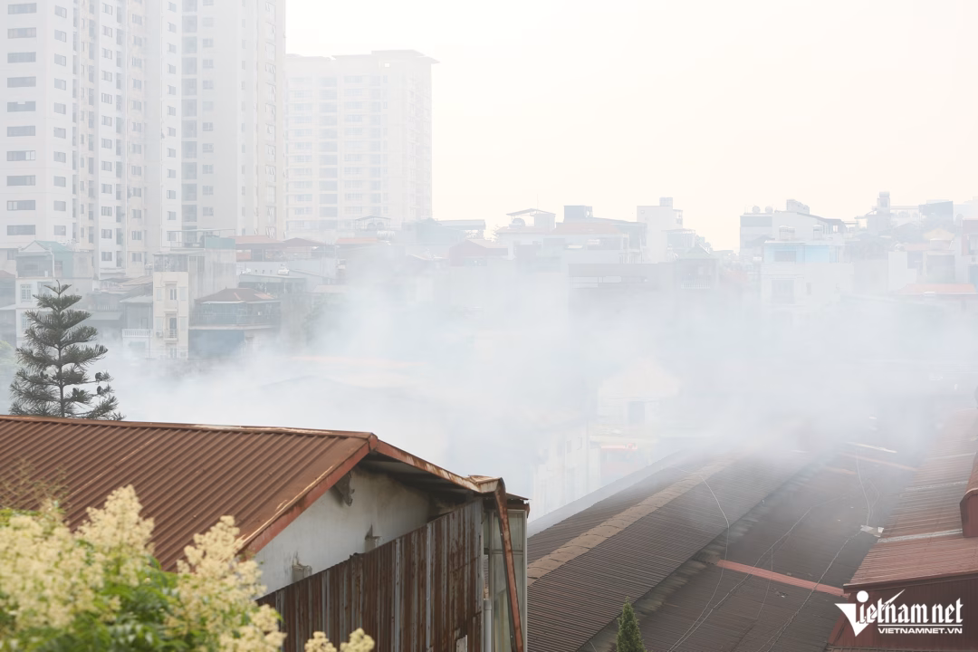 Hà Nội huy động 8 xe cứu hỏa dập cháy kho tại Tương Mai