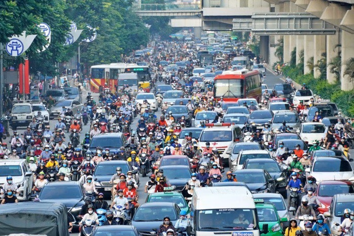 Hà Nội lên kế hoạch cấm xe máy, ô tô chạy xăng trong vành đai 1 từ 2026 Xe máy chạy xăng hiện là phương tiện di chuyển, mưu sinh chủ yếu của nhiều người dân Hà Nội.Ảnh: VĂN DUẨN