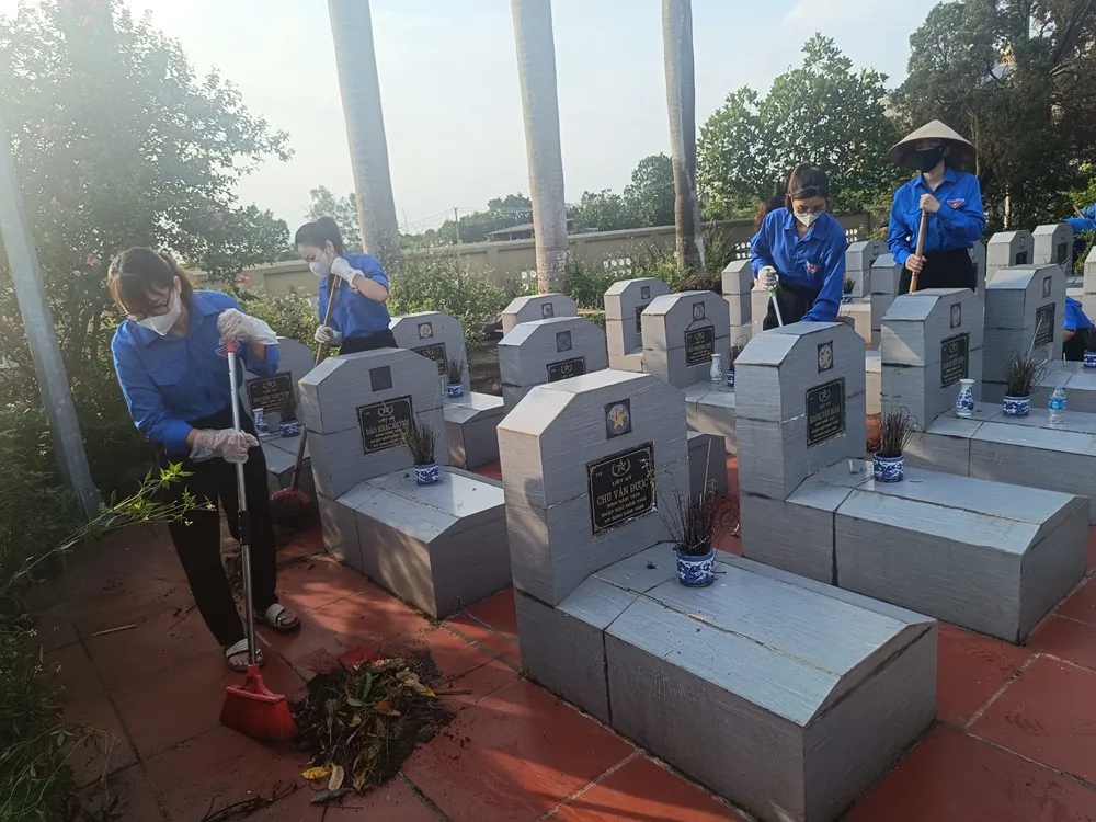 Hà Nội tổ chức hoạt động tri ân nhân kỷ niệm 78 năm Ngày Thương binh – Liệt sĩ Cán bộ hội viên phụ nữ chỉnh trang Nghĩa trang liệt sĩ