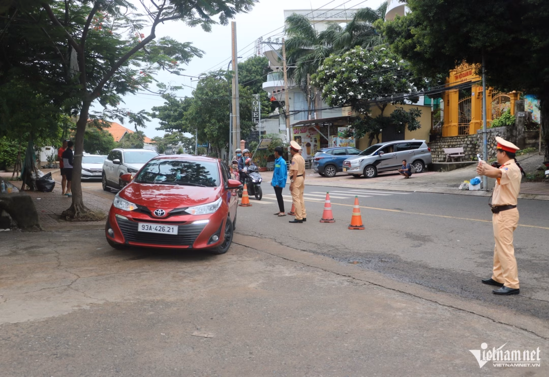 Lực lượng CSGT túc trực, điều tiết phương tiện di chuyển vào bến phà. Ảnh: Quang Hưng
