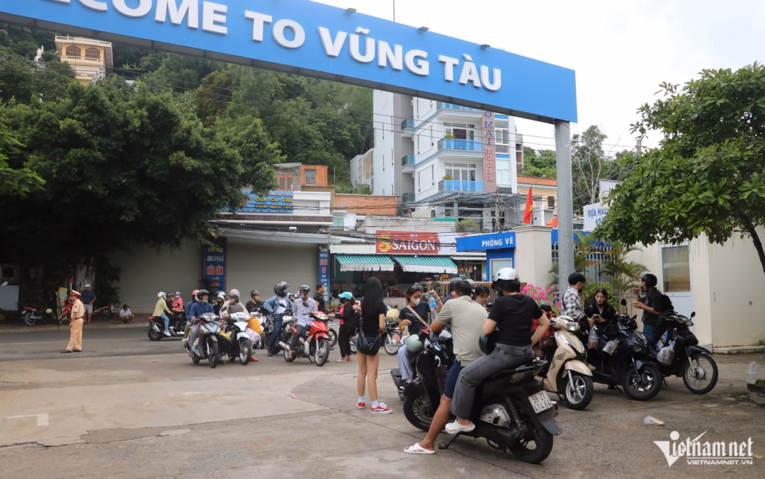 Người dân mua vé, chờ đi phà. Ảnh: Quang Hưng