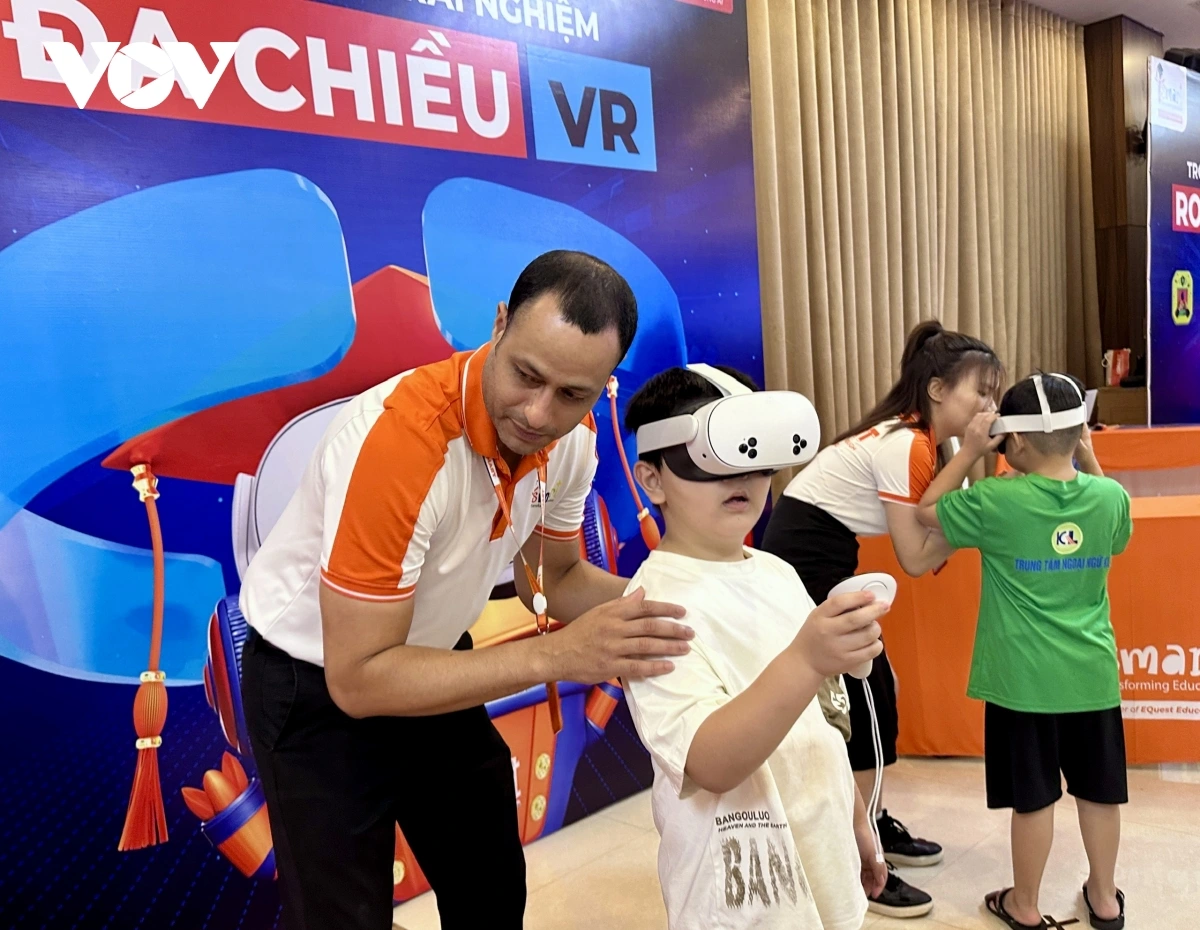Học sinh Đắk Lắk trải nghiệm công nghệ AI và số tại iSMART AI Day 2025 Trải nghiệm khám phá lịch sử qua không gian thực tế ảo đa chiều.