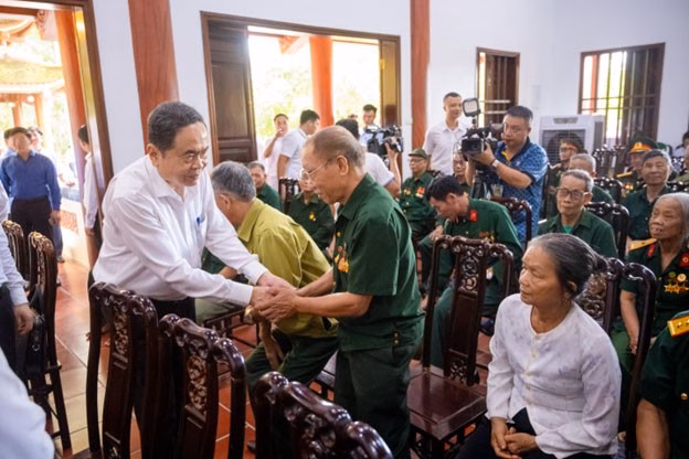Làng nghề Việt lên kệ bán hàng số Chủ tịch Quốc hội Trần Thanh Mẫn thăm, tặng quà các gia đình chính sách, người có công tại Thái Nguyên