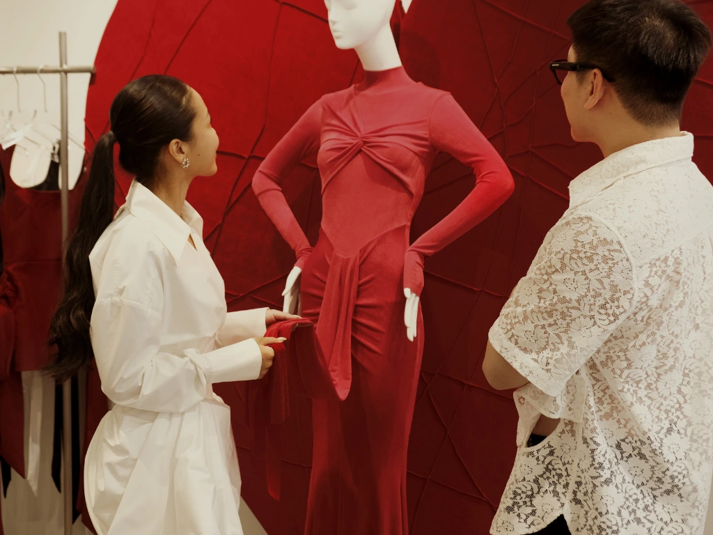 Nhà sáng lập The Viet Concept - Lê Kim Thùy Trang, NTK Quý Cao - thương hiệu Caostu và một mẫu trang phục “modern modest” được thị trường Trung Đông yêu thích