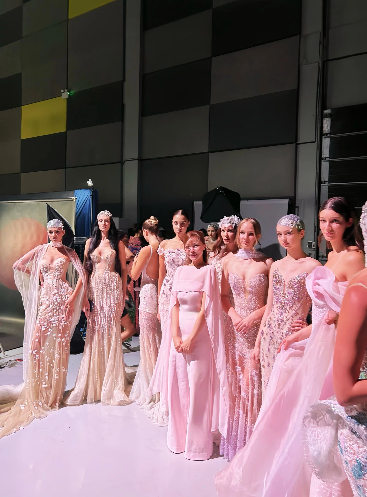 NTK Trà Linh và người mẫu trong show diễn tại Dubai vào tháng 6