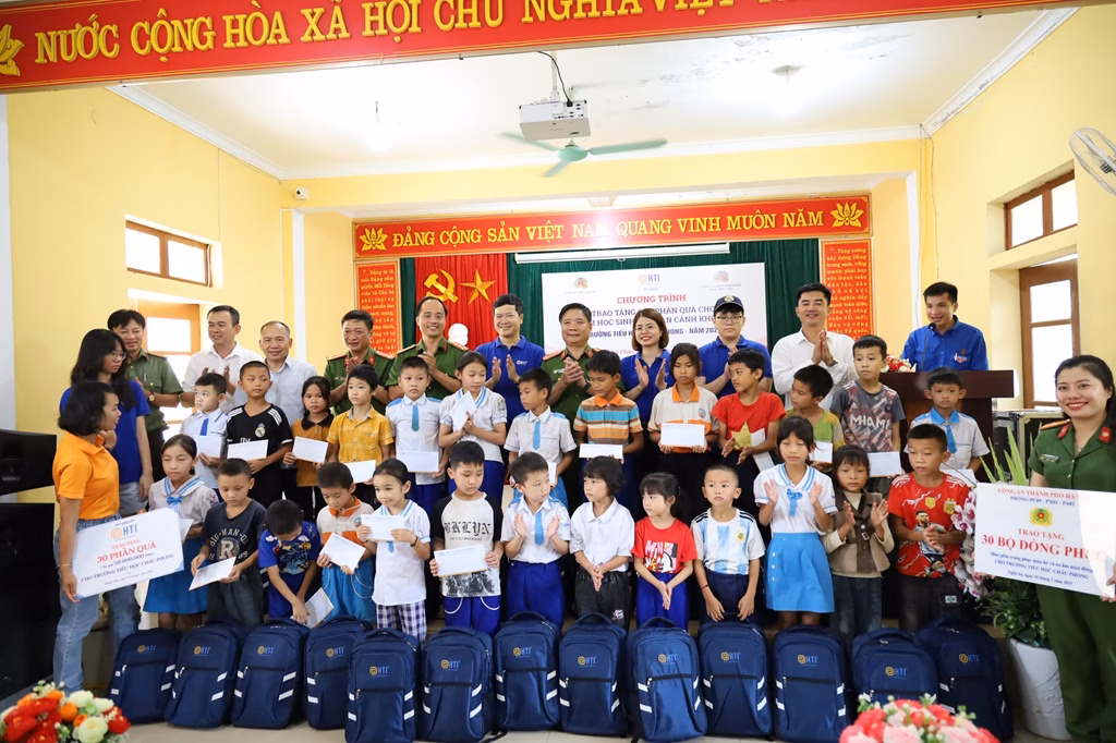 Nghệ An: Công an Hà Nội tặng nhà nhân ái, hỗ trợ học sinh khó khăn Đoàn thăm, tặng các suất quà gồm quần áo, đồ dùng học tập và tiền mặt đến 30 học sinh có hoàn cảnh khó khăn tại Trường tiểu học Châu Phong (xã Hùng Chân, tỉnh Nghệ An)