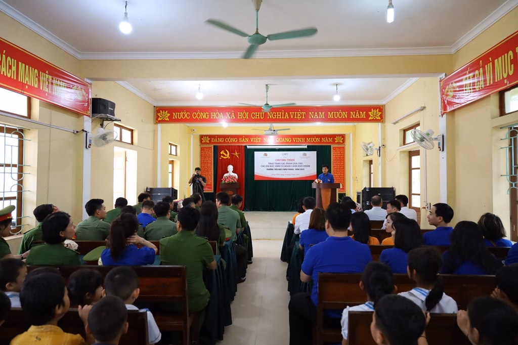 Nghệ An: Công an Hà Nội tặng nhà nhân ái, hỗ trợ học sinh khó khăn