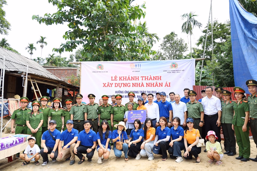 Nghệ An: Công an Hà Nội tặng nhà nhân ái, hỗ trợ học sinh khó khăn Đoàn tổ chức khánh thành, bàn giao nhà và tặng quà tân gia gồm các đồ gia dụng thiết yếu cho 02 gia đình bà Hà Thị Nga, bà Đặng Thị Thuyên tại xã Hùng Chân, tỉnh Nghệ An