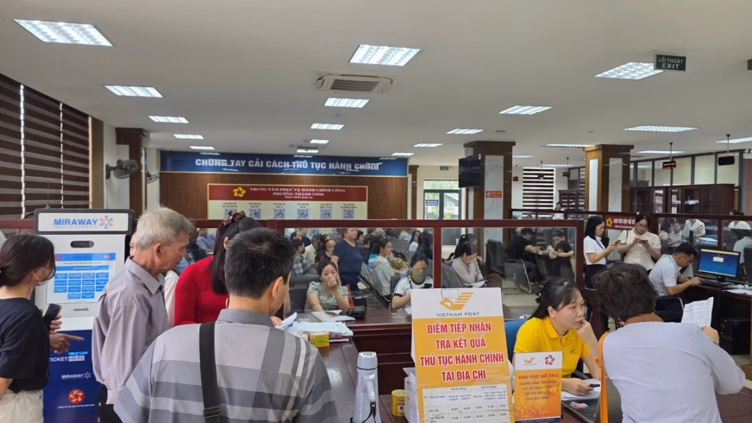 Ông Phạm Đình Lan được cán bộ hướng dẫn làm thủ tục. Ảnh: Bá Thăng.
