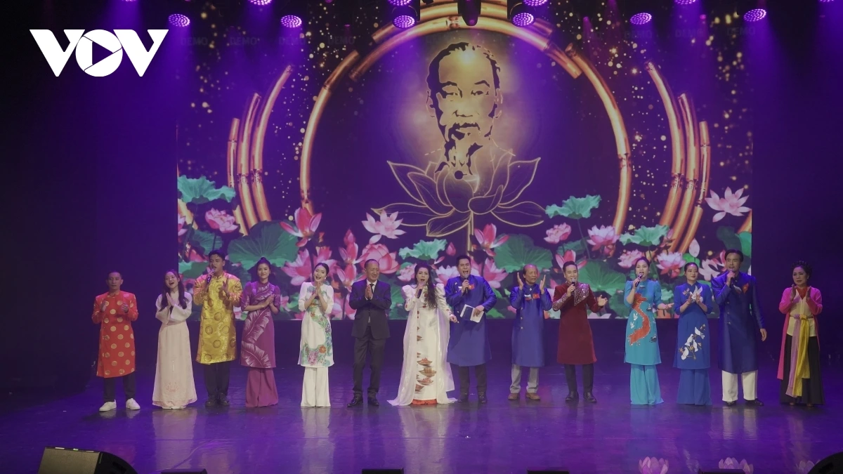 Nghệ thuật Việt Nam tỏa sáng tại Trung tâm Nghệ thuật Dân gian Moscow Chương trình khép lại với 2 ca khúc "Bài ca Hồ Chí Minh" và "Như có Bác Hồ trong ngày vui đại thắng".