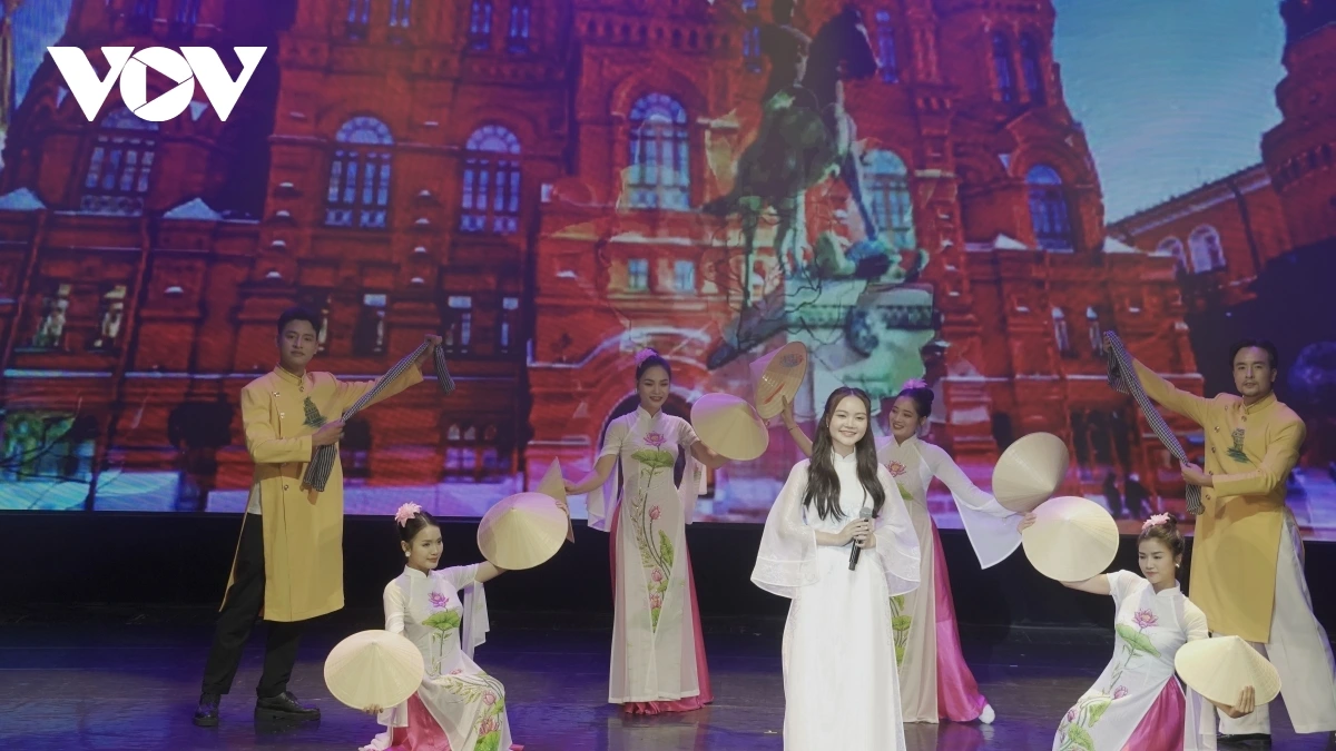 Nghệ thuật Việt Nam tỏa sáng tại Trung tâm Nghệ thuật Dân gian Moscow Ca sĩ Hà Quỳnh Như trình bày ca khúc "Giữa Mạc Tư Khoa nghe câu hò Nghệ Tĩnh".