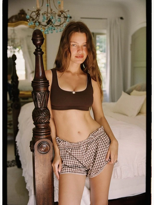 Quần boxer shorts rất hợp để mặc khi đi tập thể thao và bộ trang phục này của người mẫu Doch Olega chính là minh chứng hoàn hảo. Với chất liệu mềm mại, nhẹ tênh và phom dáng thoải mái, chiếc quần kẻ ô nâu trắng mang lại cảm giác dễ chịu, năng động
