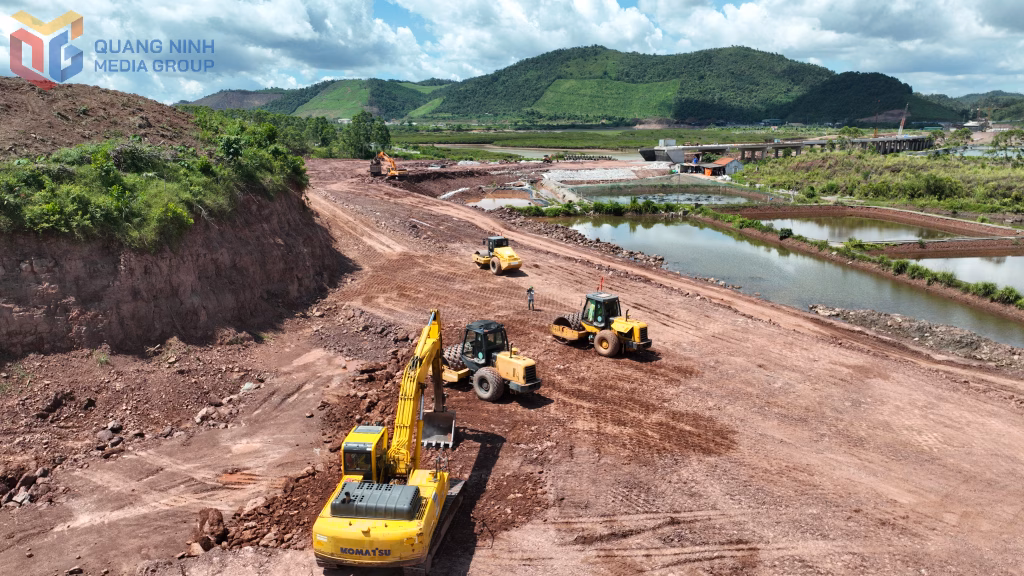 Quảng Ninh đẩy nhanh tiến độ các dự án công trình sau khi sắp xếp lại ban quản lý dự án Dự án đường nối QL4B với QL18 hoàn thành trên 50% khối lượng, nhà thầu đang bổ sung thêm mũi tăng tốc thi công.