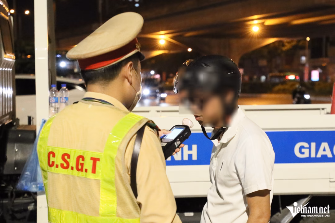 Tài xế vi phạm nồng độ cồn vì… người yêu đe dọa Chỉ sau 10 phút triển khai, CSGT đã phát hiện trường hợp tài xế Đoàn N.H. (SN 1982, trú tại Hà Nội) điều khiển xe máy mang BKS 29L1 - 920.XX, vi phạm nồng độ cồn ở mức 0,246 mg/L khí thở.