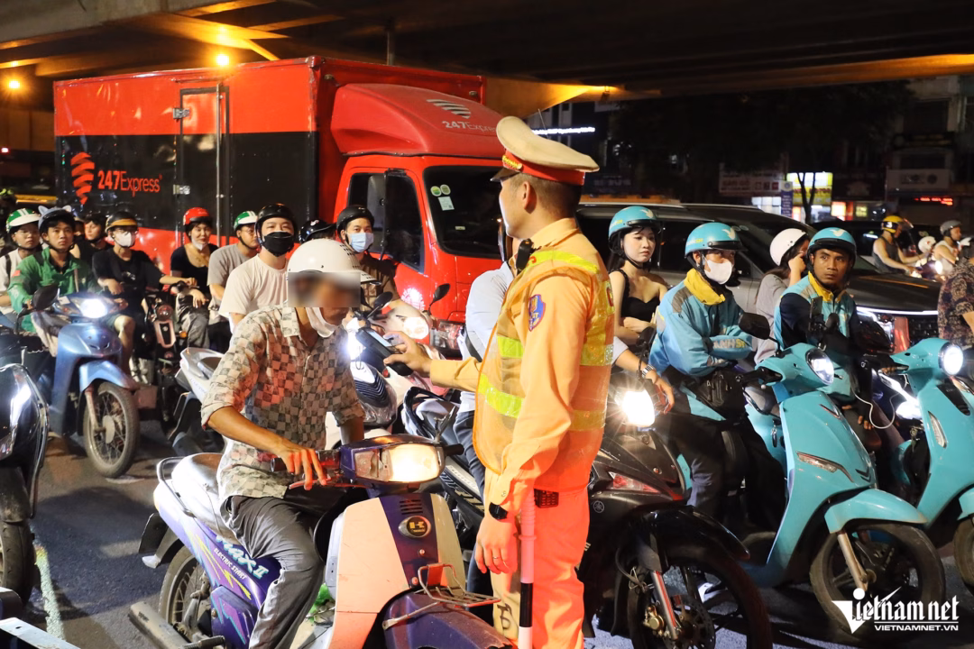 Tài xế vi phạm nồng độ cồn vì… người yêu đe dọa 20h30 ngày 18/7, Tổ công tác của Đội CSGT đường bộ số 7 (Phòng CSGT Công an TP Hà Nội) bắt đầu kiểm tra vi phạm nồng độ cồn tại ngã tư Khuất Duy Tiến - Tố Hữu (Hà Nội).