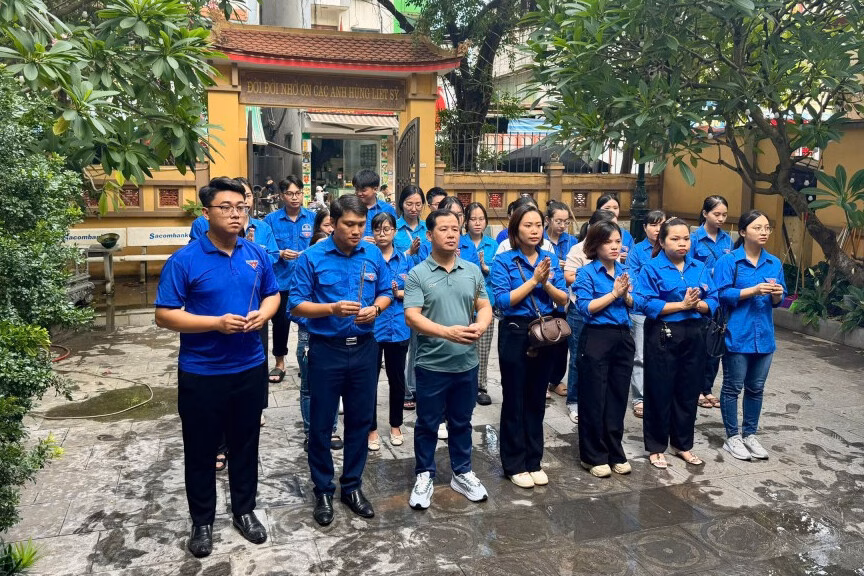 Thanh niên xung phong chăm sóc nghĩa trang, tri ân gia đình chính sách Đoàn viên, thanh niên phường Hoàng Mai dọn dẹp, chỉnh trang tại các đài tưởng niệm, nghĩa trang liệt sĩ trên địa bàn phường