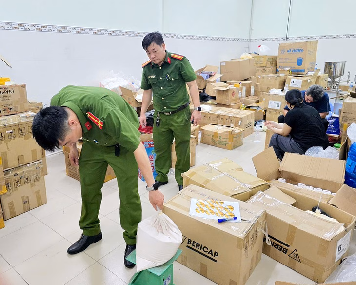 TP HCM: Triệt phá nhiều nhóm tội phạm sản xuất, buôn bán hàng giả Công an TP.HCM kiểm tra kho hàng chứa mỹ phẩm giả - Ảnh: Đ.THUẦN