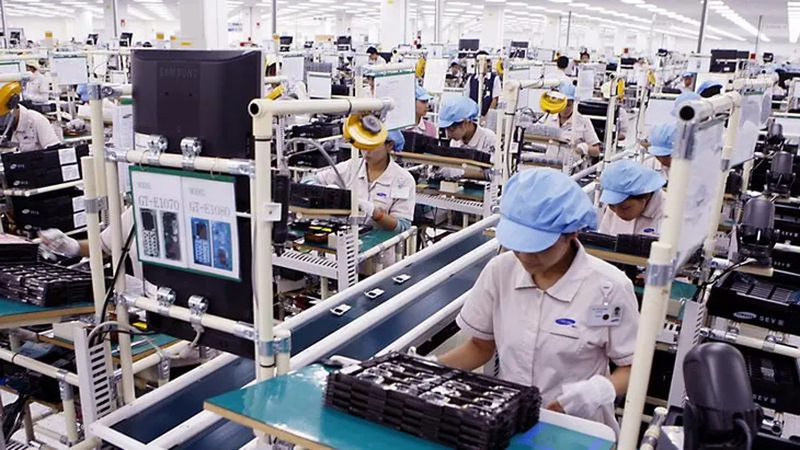 Theo chiến lược phát triển công nghiệp đến năm 2030, công nghiệp hỗ trợ sẽ chiếm tỷ trọng ngày càng lớn trong công nghiệp chế biến, chế tạo, với mục tiêu tỷ lệ nội địa hóa đạt từ 45–50% vào năm 2030.