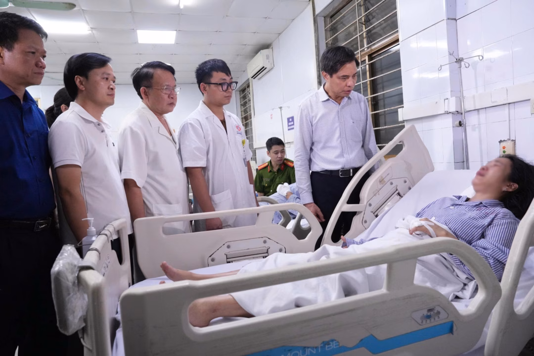 Ngành y tế Quảng Ninh huy động hơn 100 người có mặt tại bến phà Bãi Cháy để ứng cứu nạn nhân