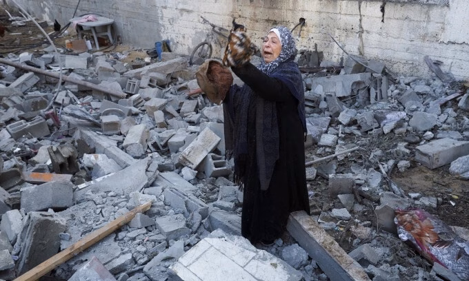 28 nước lên án hành vi giết hại dân thường ở Gaza tìm kiếm viện trợ Đoàn người Palestine lấy hàng viện trợ từ xe tải trong video được IDF đăng ngày 20/7. Video: IDF