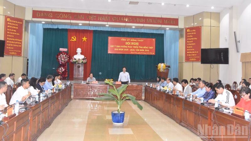 Bà Lương Thị Diễm Trang, Giám đốc Công ty cổ phần Cảng Mỹ Tho phát biểu tại hội nghị.