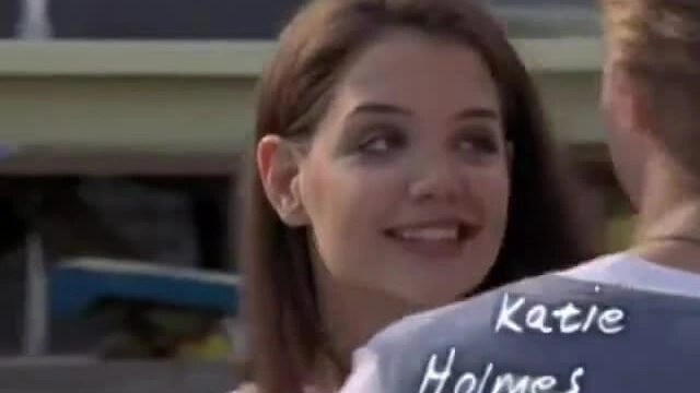 Katie Holmes tái hợp Joshua Jackson trong phim hài tình cảm Happy Hours Phần intro của phim truyền hình "Dawson's Creek". Katie Holmes xuất hiện từ giây 0:14, Joshua Jackson từ giây 0:20. Video: