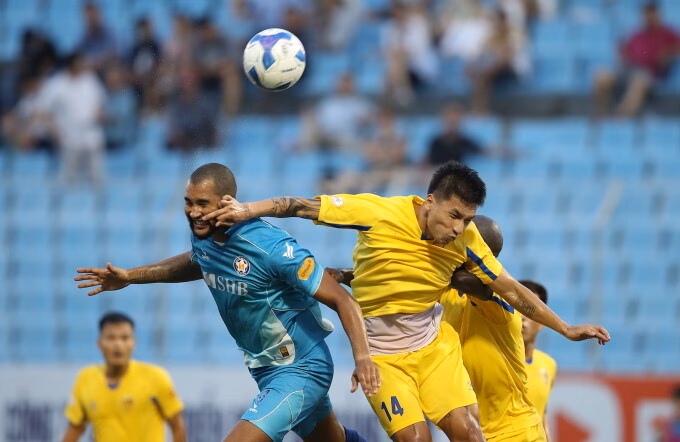Quảng Nam rút khỏi V-League 2025-2026, giải có thể chỉ còn 13 đội tham dự HLV Văn Sỹ Sơn (trái) dẫn dắt Quảng Nam ở V-League 2024-2025. Ảnh: VPF