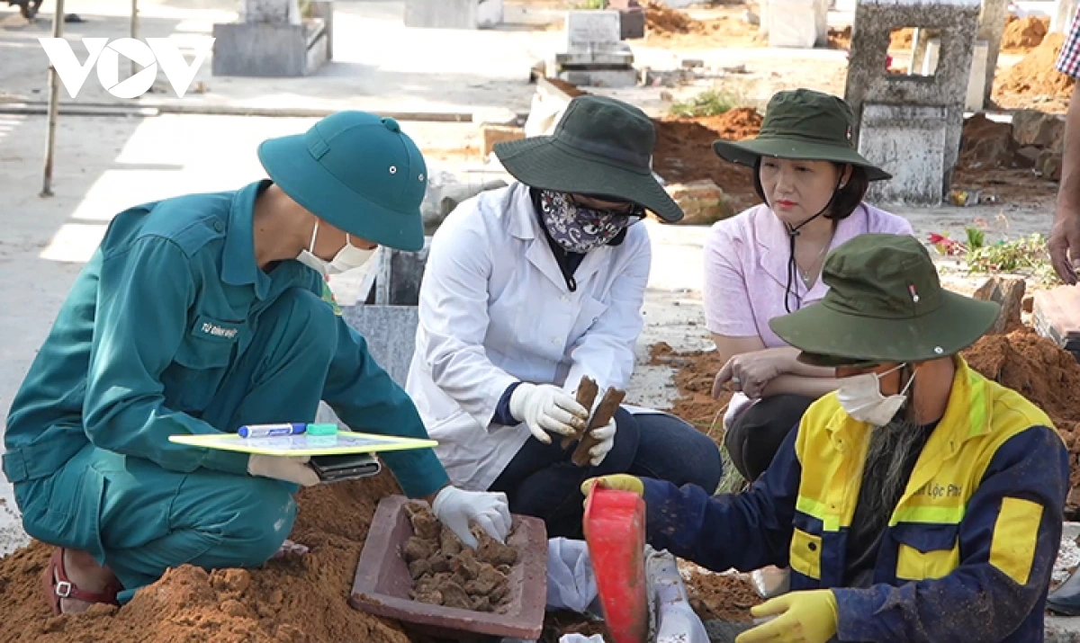 Quảng Ngãi tìm danh tính liệt sĩ bằng cách lấy mẫu ADN ở nghĩa trang Cán bộ lấy mẫu từ các phần mộ liệt sĩ thiếu thông tin