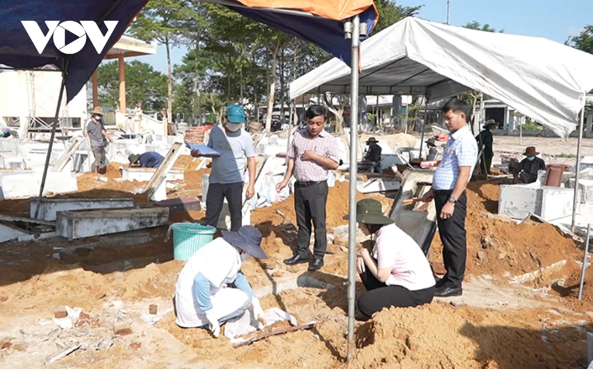 Quảng Ngãi tìm danh tính liệt sĩ bằng cách lấy mẫu ADN ở nghĩa trang Việc lấy mẫu để giám định gen, hy vọng xác định được danh tính, thông tin liệt sĩ