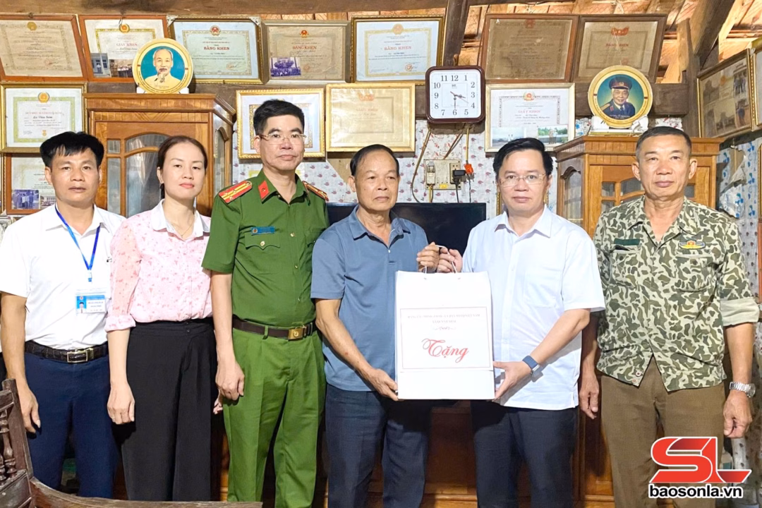 Đoàn công tác xã Quỳnh Nhai thăm, tặng quà gia đinh thương binh Lù Văn Sâm, tiểu khu 1.