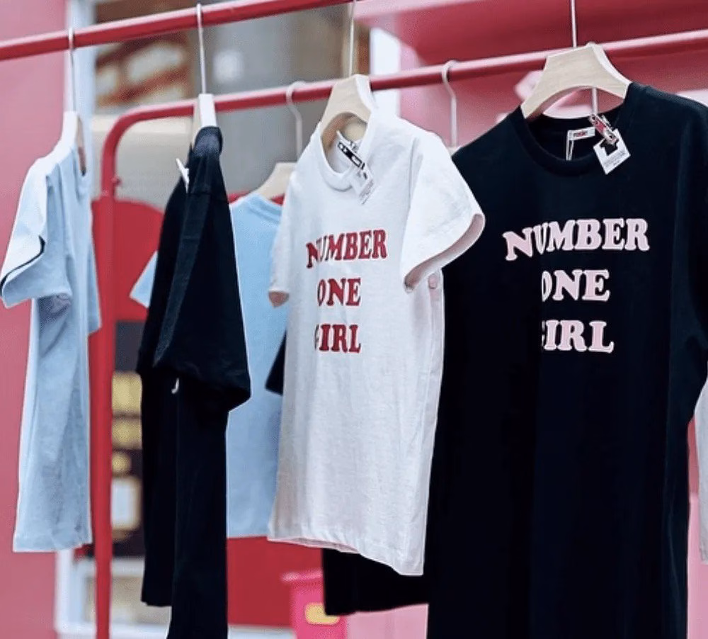 Rosé BLACKPINK mở cửa hàng pop-up tại Singapore trước concert của nhóm Hinh anh Rosé (BLACKPINK) mang pop-up store “Rosie” đến Singapore 4