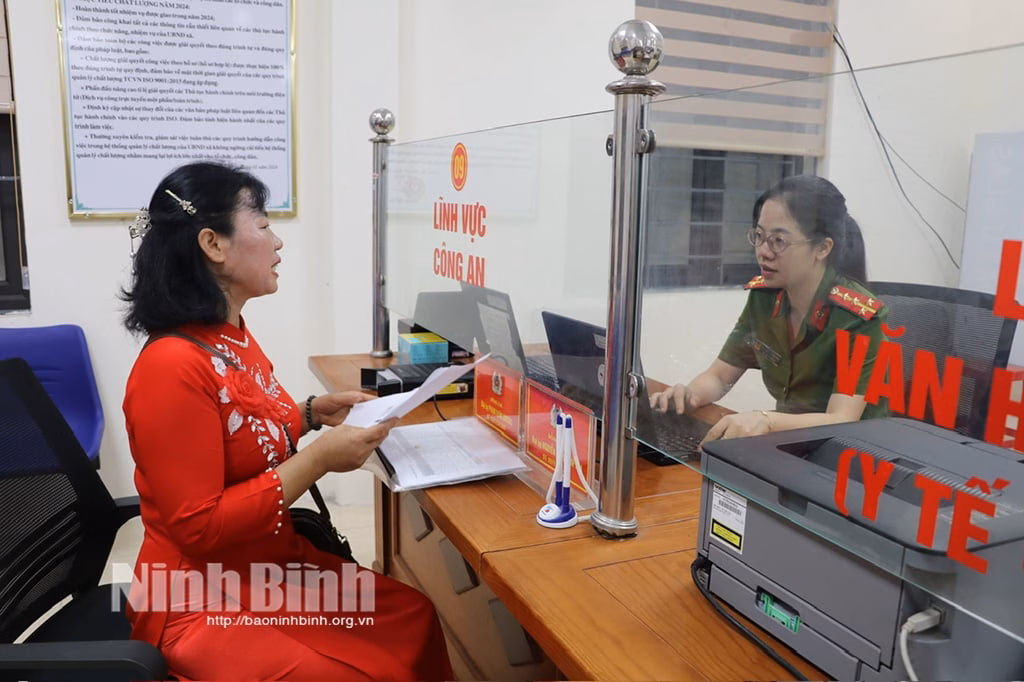 Tây Hoa Lư phát triển du lịch gắn bảo tồn di sản văn hóa đặc sắc Người dân đến làm thủ tục hành chính tại phường Tây Hoa Lư, tỉnh Ninh Bình mới trong những ngày đầu vận hành chính quyền địa phương 2 cấp. Ảnh: Nguyễn Thơm.
