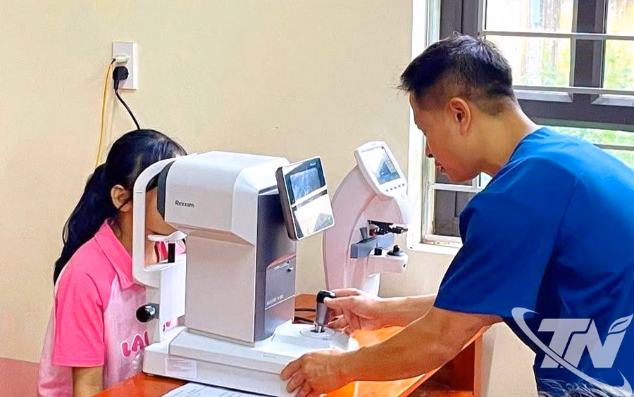 Đội hình tình nguyện mùa hè xanh Trường Cao đẳng Y tế Hà Đông khám mắt cho trẻ em xã Cẩm Giàng.