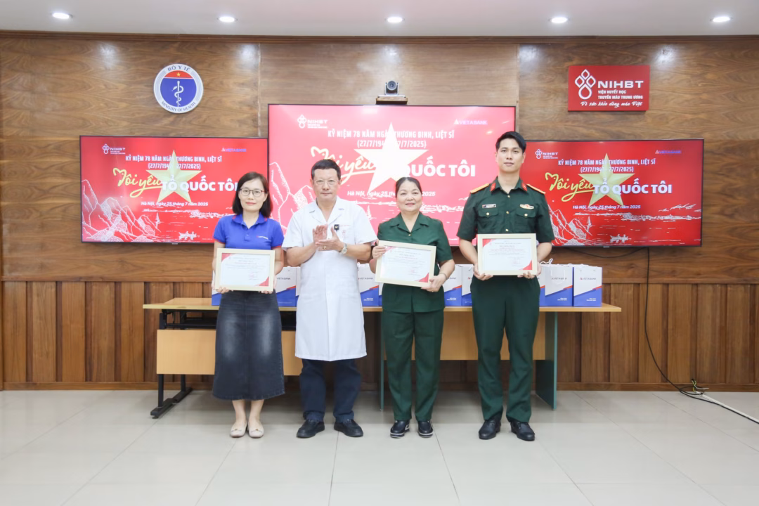 TS.BS. Vũ Đức Bình, Phó Viện trưởng Viện Huyết học – Truyền máu TW tặng giấy chứng nhận tri ân cho các đơn vị thiện nguyện và nghệ sĩ tình nguyện