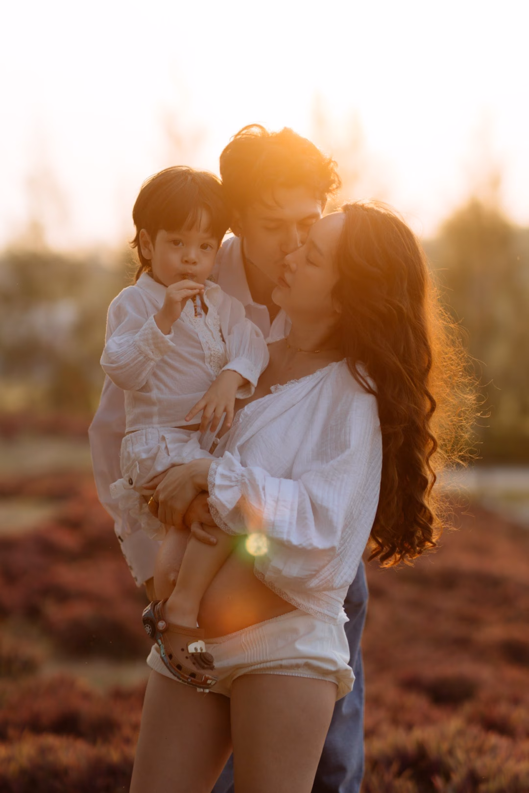 Khoảnh khắc đời thường đáng yêu của gia đình hot mom