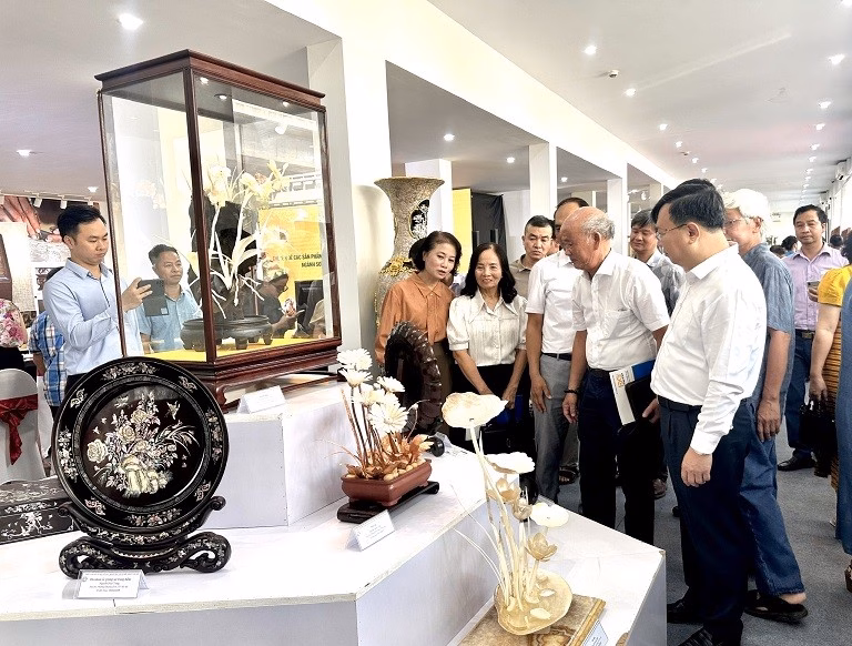 Khai mạc triển lãm ngành sơn mài - khảm trai - đồ gỗ điêu khắc