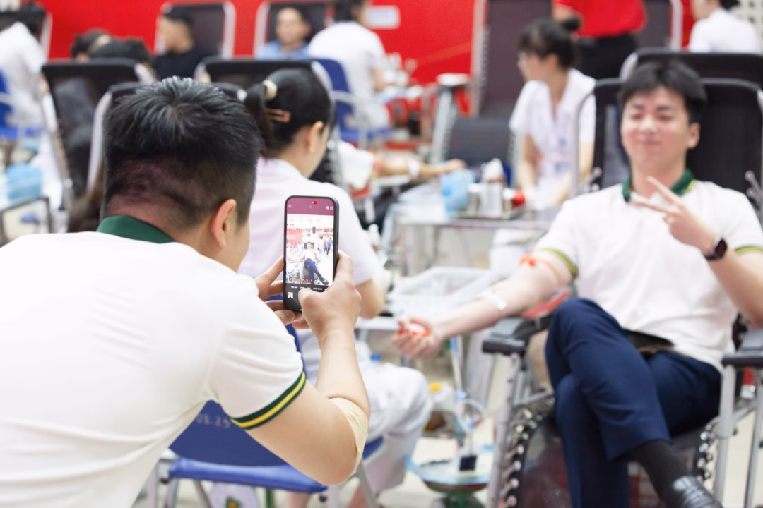 30.000 đơn vị máu cần được hiến trong mùa hè để cứu người Mọi người tới hiến máu và cùng nhau vui vẻ lưu giữ lại những khoảnh khắc ý nghĩa.