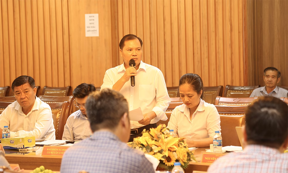 Theo ông Lò Quân Hiệp mặc dù còn nhiều khó khăn, nhưng 6 tháng đầu năm 2025, BHXH TP.Hồ Chí Minh đã hoàn thành nhiều nhiệm vụ được giao. Cụ thể, tổng số người tham gia BHXH, BHYT đến hết tháng 6/2025 là 11.553.392 người, tăng 0,72% (84.859 người) so với tháng trước và giảm 0,33% (37.098 người) so với ngày 31/12/2024.