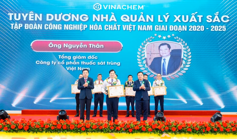 Ông Nguyễn Thân – Bí thư Đảng uỷ, Tổng giám đốc Công ty nhận danh hiệu Nhà quản lý xuất sắc giai đoạn 2020-2025 tại Đại hội Thi đua yêu nước Tập đoàn Công nghiệp Hoá chất Việt Nam lần thứ VI