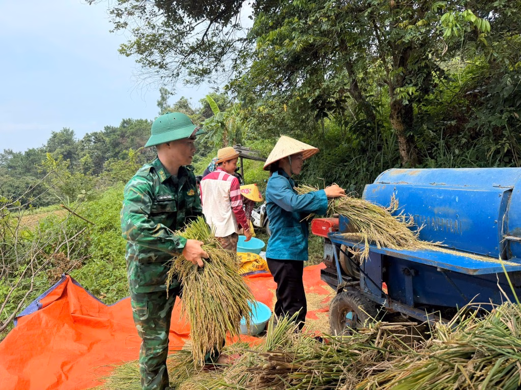Đồn Biên phòng giúp dân gặt lúa trong mùa khó khăn Cán bộ, chiến sỹ đồn Biên phòng Cửa khẩu Chi Ma phối hợp với đoàn thể MTTQ Việt Nam xã Mẫu Sơn giúp gia đình bà Hoàng Thị Nảy gặt, tuốt lúa