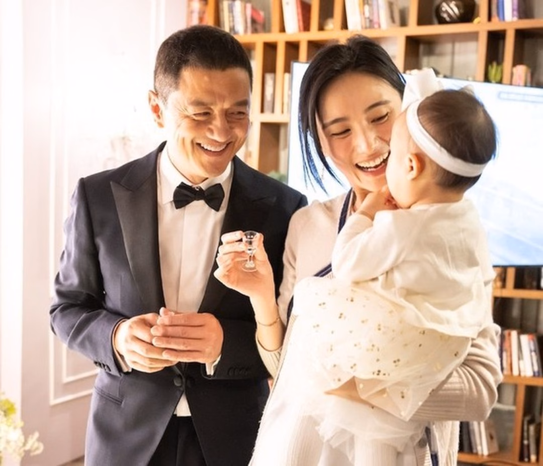 Kim Hỷ và con gái là điểm tựa tinh thần của Lý Á Bằng lúc này (Ảnh: Sina).