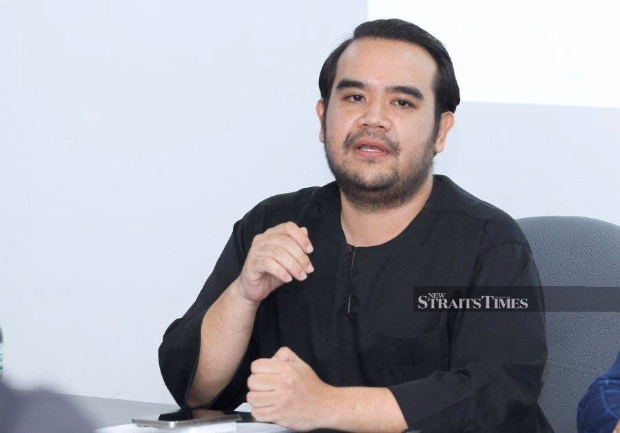 Raja Muda Selangor tours Media Prima headquarters