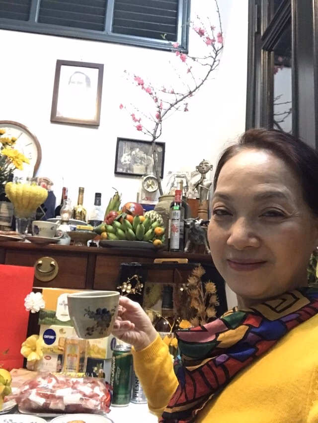 Trên trang cá nhân, NSND Lê Khanh không ngại khoe mặt mộc. Theo thời gian, làn da của chị cũng lão hóa nhưng với NSND Lê Khanh, chị thích cho da thở để khỏe mạnh từ sâu bên trong.